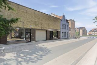 <p>Ruime gesloten woning met groot magazijn centraal gelegen in Veurne.</p>
<p> </p>
<p>Deze ruime woning in de Daniel De Haenelaan combineert comfortabel wonen met een uitzonderlijk groot magazijn, ideaal voor zelfstandigen, opslag of hobbyruimte. Met maar liefst 5 slaapkamers biedt deze woning tal van mogelijkheden voor grote gezinnen of wie extra ruimte zoekt voor bureau of praktijk aan huis. De centrale ligging in Veurne zorgt voor een vlotte verbinding naar winkels, scholen en het stadscentrum. Dankzij de gezellige leefruimtes, veranda en praktische indeling geniet u hier van een aangename woonomgeving in een residentiële woonkern. Een interessante opportuniteit voor wie een huis met extra werk- of opslagruimte wil kopen in Veurne.</p>
<p> </p>
<p>Belangrijkste ruimtes:</p>
<p>• Inkomhal met toegang tot de verschillende leefruimtes</p>
<p>• Gezellige living met veel mogelijkheden voor een comfortabele zithoek en eetplaats</p>
<p>• Veranda met extra leefruimte en zicht op de buitenomgeving</p>
<p>• Praktische badkamer</p>
<p>• 5 volwaardige slaapkamers met uiteenlopende invullingsmogelijkheden</p>
<p>• Bureel</p>
<p>• Groot magazijn/hangar (477m²) ideaal voor opslag, werkplaats of zelfstandige activiteit</p>
<p>• Kelder voor extra bergruimte</p>
<p>• Zolder met bijkomende opslagmogelijkheden</p>
<p> </p>
<p>Troeven:</p>
<p>• Groot magazijn met veelzijdige gebruiksmogelijkheden</p>
<p>• Ruime woning met 5 slaapkamers</p>
<p>• Centraal gelegen in Veurne nabij winkels en voorzieningen</p>
<p> </p>
<p>Neem vandaag nog contact op met je ERA-makelaar voor een bezoek.</p>
<p> </p>
<p>JOUW DROOMHUIS. ZO GEVONDEN!</p>