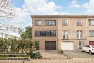 <strong>Gezellige halfopen bel-étage met garage, oprit en zonnige tuin in Hoevenen!</strong><br />Bent u op zoek naar een ruime gezinswoning met potentieel, gelegen in een rustige en kindvriendelijke woonwijk?<br />Dan is deze <strong>centraal gelegen bel-étagewoning met garage, oprit en zuidwestgerichte tuin</strong> absoluut een bezoek waard!<br /><br /><strong>Indeling – gelijkvloers</strong><br />Via de inkomhal bereiken we de<strong> ruime inpandige garage</strong> met elektrische poort en extra bergruimte.<br />Verder bevindt zich hier een <strong>badkamer </strong>met lavabo, toilet en douche, evenals een <strong>polyvalente ruimte</strong>, momenteel ingericht als haarsalon.<br />Ideaal voor wie een bijberoep of praktijk aan huis wil uitoefenen.<br /><br /><strong>Indeling – eerste verdieping</strong><br />De eerste verdieping omvat een <strong>ruime leefruimte</strong> met aansluitend de keuken.<br />De <strong>keuken </strong>is uitgerust met inductievuur, dampkap, twee ovens, voorziening voor een vaatwasser en rolluiken.<br />Vanuit de keuken is er toegang tot het <strong>terras</strong>, dat aansluit op de <strong>ruime, zonnige tuin</strong>.<br /><br /><strong>Indeling – tweede verdieping</strong><br />Op de tweede verdieping bevinden zich <strong>drie volwaardige slaapkamers</strong>, allen afgewerkt met laminaatvloer en voorzien van rolluiken.<br />De <strong>tweede badkamer</strong> beschikt over een inloopdouche, dubbele lavabo en toilet.<br /><br /><strong>Buitenruimte</strong><br />Vooraan is er een <strong>ruime oprit</strong> en een handige toegang langs de zijkant van de woning.<br />Achteraan geniet u van een <strong>zuidwest georiënteerde tuin</strong> met terras en een <strong>praktische, ruime tuinberging</strong>.<br /><br /><strong>Extra troeven</strong><br /><strong>✔</strong> Mogelijkheid tot <strong>praktijk of bijberoep</strong> aan huis<br /><strong>✔</strong> <strong>Asbestveilig</strong><br /><strong>✔</strong> Ruime <strong>garage én oprit</strong><br /><strong>✔</strong> <strong>Zonnige, zuidwestgerichte tuin</strong> met terras en tuinberging<br /><br />Bodemattest en stedenbouwkundig uittreksel in aanvraag.<br /><br /><strong>Interesse?</strong><br />Laat deze opportuniteit niet aan u voorbijgaan!<br />📞 03/568 03 03<br />✉️ info@vastgoed03.be<br />👉 Vastgoed 03 – plan vandaag nog uw bezoek!