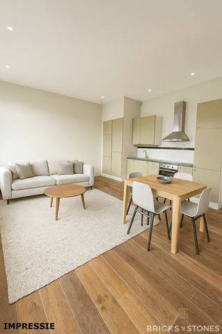 Op de vierde verdieping van een verzorgd en goed onderhouden gebouw bevindt zich dit aangename één-slaapkamerappartement.<br /><br />Aan de voorzijde ligt de lichtrijke leefruimte op parketvloer met open keuken, uitgerust met de nodige toestellen, waaronder een koelkast met diepvriesvak, oven, kookplaat, dampkap en spoelbak. Aan de achterzijde bevindt zich de slaapkamer met aansluitende badkamer, voorzien van een ligbad met douchefunctie en lavabomeubel. Vanuit de slaapkamer heeft u directe toegang het zonnige terras. Apart toilet met hondenwasser is aanwezig. Dit appartement wordt momenteel verhuurd aan €795, exclusief kosten (€75).<br /><br />Goede mobiscore: openbaar vervoer, supermarkten, winkels, cafés en restaurants bevinden zich op wandelafstand.<br /><br />Lift in gebouw aanwezig. Elektriciteit conform. Aparte meters. Gunstig EPC. Asbestveilig.