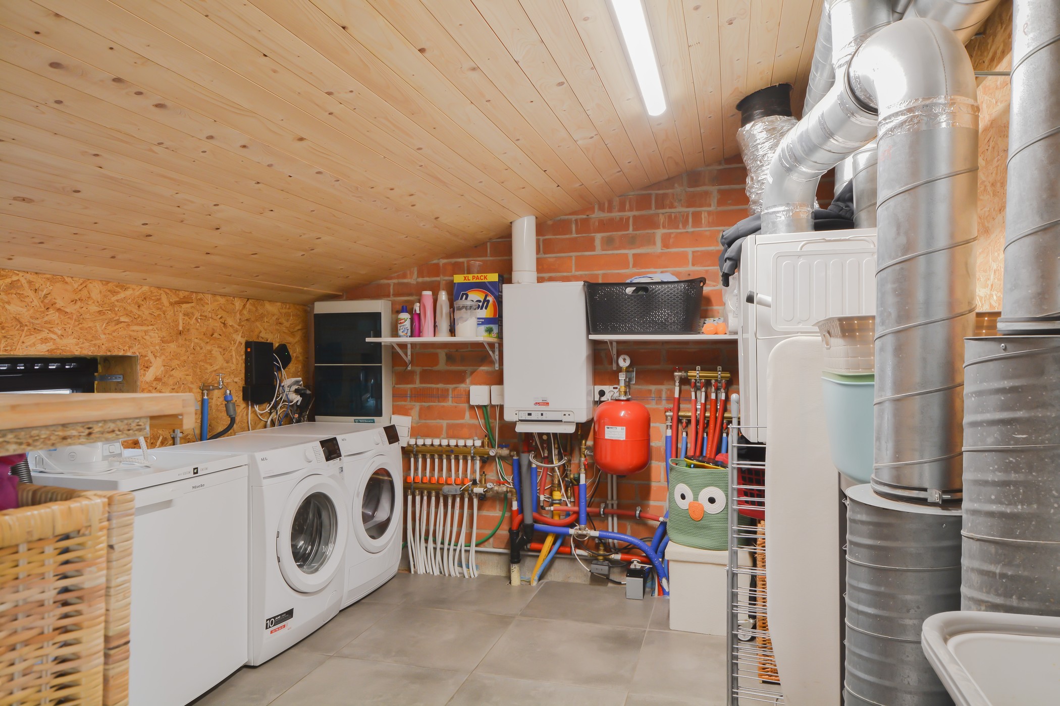 Gerenoveerde halfopen bebouwing met ruime garage - foto 5