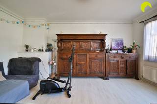 <p><span>Lichtrijk appartement in kleinschalig gebouw!</span></p><p><span> </span></p><p><span>Dit appartement vinden we terug nabij winkels, openbaar vervoer, ….</span></p><p><span>Het gebouw bestaat uit maar 3 appartementen in totaal wat zorgt voor een rustige sfeer.</span></p><p><span> </span></p><p><span>Indeling:</span></p><p><span>We nemen de trap naar de eerste verdieping en komen binnen in de ruime inkomhal, langs hier heeft u toegang tot alle ruimtes.</span></p><p><span>De leefruimte bevat grote schuiframen wat zorgt voor ontzettend veel lichtinval en een goede verluchtingsmogelijkheid.</span></p><p><span> </span></p><p><span>Aansluitend vinden we de keuken terug met vaatwasser, kookfornuis, dampkap, spoelbak, aansluiting voor de wasmachine. Ook de condenserende ketel is hier aanwezig en dateert van 2022.</span></p><p><span>In de gang vinden we het apart toilet met handenwasser terug.</span></p><p><span> </span></p><p><span>De 2 slaapkamers liggen aan de achterzijde van het gebouw waardoor u kan genieten van uiterste rust.</span></p><p><span>De grote slaapkamer geeft toegang tot de badkamer met lavabomeubel en ligbad.</span></p><p><span>De kleine maar nog steeds volwaardige kamer geeft uit op het zuidwest gericht en overdekt terras, deze heeft sinds 2 jaar een vernieuwde vloer.</span></p><p><span> </span></p><p><span>Ten slotte is er nog een ruime en droge privatieve kelderberging voorzien.</span></p><p><span> </span></p><p><span>Nuttige informatie:</span></p><ul><li><span>EPC 153 kWh/m²J label B</span></li><li><span>Elektriciteit is conform</span></li><li><span>Asbestattest in aanvraag</span></li><li><span>Gemene lasten: om de 3 maanden waterverbruik + jaarlijks de blokpolis</span></li><li><span>Recente condensatieketel van 2022!</span></li><li><span>Waterinfo: G-score A P-score A</span></li></ul><p><span> </span></p><p><span>Voor meer info of een bezoek ter plaatse bel 03/449.42.41 of surf naar <span>www.habicom.be</span></span></p><p><span>Benieuwd naar de waarde van jouw woning? Check het gratis op <span>www.watismijnhuiswaard.be</span></span></p><p><span> </span></p><p><span> </span></p>