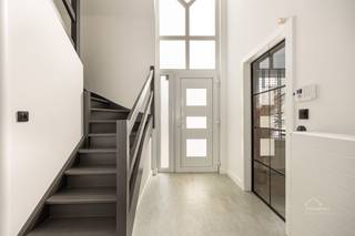 <p><span>Moderne villa met 3 slaapkamers en zwembad te Waasmunster!</span></p><p><span> </span></p><p><span>Deze charmante villa is gelegen in een </span><span>rustige woonwijk</span><span>.</span></p><p><span> </span></p><p><span>Bij het betreden van de woning komen we in de</span><span> inkomhal</span><span> dewelke voorzien is van een </span><span>praktische vestiaire kas</span><span>t en een </span><span>apart toilet</span><span>. Vanuit de inkomhal krijgen we direct toegang tot de </span><span>gezellige leefruimte</span><span> waar je in de avond een leuke sfeer en warmte kan creëren met de </span><span>elektrische kachel</span><span>. Dankzij de grote raampartijen kan je vooral genieten van </span><span>veel lichtinval</span><span>. </span></p><p><span>Aansluitend bevindt zich de</span><span> volledig geïnstalleerde open keuken</span><span> dewelke is uitgerust met een vaatwasser, combi-oven, inductiekookplaat, dampkap en een ingebouwde koelkast.</span></p><p><span>Naast de keuken is er een </span><span>praktische berging</span><span> aanwezig dewelke perfect is ingericht als wasplaats met </span><span>aansluitingen voor wasmachine en droogkas</span><span>t.</span></p><p><span> </span></p><p><span>Vanuit de leefruimte komen we in de </span><span>glazen veranda</span><span> met een </span><span>verwarmde zwembad</span><span> en een </span><span>pelletkachel</span><span>. Dankzij de doordachte </span><span>verlichting</span><span> geniet je hier ook 's avonds van een unieke en gezellige ambiance. De veranda is voorzien van </span><span>glazen schuifdeuren</span><span> die u volledig kunt openschuiven, wat zorgt voor een </span><span>naadloze overgang naar de tuin</span><span>, waar eveneens </span><span>tuinverlichting</span><span> aanwezig is. </span></p><p><span>Op het gelijkvloers is er een extra</span><span> multifunctionele ruimte</span><span>. Deze wordt momenteel gebruikt als tweede living, maar is ook uitermate geschikt als bureau of speelkamer. </span></p><p><span> </span></p><p><span>Op de eerste verdieping bevinden zich de</span><span> 3 slaapkamers</span><span>, waarvan 1 grote met een aansluitende dressing en 2 kleinere kamers.</span></p><p><span> </span></p><p><span>Er is een </span><span>ruime badkamer</span><span> beschikbaar met een jacuzzi-bad, een inloopdouche en een dubbele wastafel.</span></p><p><span>Ook hier is er een apart toilet voorzien.</span></p><p><span> </span></p><p><span>Het huis werd volledig gerenoveerd en beschikt over</span><span> 18 zonnepanelen</span><span>. </span></p><p><span>Voor een optimaal veiligheidsgevoel is de woning uitgerust met een </span><span>alarmsysteem en camerabewaking</span><span> buiten. </span></p><p><span> </span></p><p><span>Troeven:</span></p><p><span> </span></p><p><span>- EPC A</span></p><p><span>- Elektriciteit conform</span></p><p><span>- Ledverlichting</span></p><p><span>- Zonnepanelen</span></p><p><span>- Carport</span></p><p><span>- Airco</span></p><p><span>- Elektrische poort</span></p><p><span>- Alarmsysteem met camera's</span></p><p><span>- Zwembad</span></p><p><span> </span></p><p><span>Vrijblijvend advies met gratis schatting van uw eigendom? Neem gerust contact met ons op! </span></p><p><span> </span></p><p><span>Jessica Wojcik</span></p><p><span><span>Jessica@homeforyou.be</span></span></p><p><span>+32 488 24 97 20</span></p><p><span>7/7 bereikbaar</span></p><p><span> </span></p>