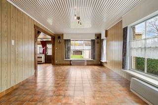 Dit vrijstaand huis in de Splethagestraat biedt een unieke kans voor wie droomt van een renovatieproject op een toplocatie in hartje Oostkamp. U woont hier in een rustige straat op wandelafstand van bakkers, supermarkten, scholen en horeca. Dankzij de nabijheid van het openbaar vervoer en de vlotte verbinding met de E40/E403 zijn Brugge, Gent en de kust uitstekend bereikbaar.Met een ruim perceel van 733 m² geniet u hier van alle ruimte om uw eigen buitenruimte te creëren. De woning beschikt over twee volwaardige slaapkamers en een ruime zolder met potentieel voor een extra kamer. Op het gelijkvloers bevindt zich een veelzijdige extra ruimte, ideaal als bureau of hobbykamer. Een eigen oprit en garage garanderen optimaal parkeergemak. Dit te renoveren huis met solide structuur biedt de perfecte basis om een moderne, energiezuinige woning te realiseren op een centrale ligging.Indeling: Gelijkvloers:- Inkomhal- Bureauruimte- Leefruimte- Open keuken- Bijkeuken- Gastentoilet- Kelder1ste verdieping: - Slaapkamer 1 (18 m²) - Slaapkamer 2 (9 m²) - Badkamer2de verdieping: - Zolder (mogelijkheid tot creëren van slaapkamer) (23 m²) Dit pand is onderworpen aan de renovatieverplichting van de Vlaamse overheid voor residentiële gebouwen (behoudens bij sloop binnen 5 jaar na de aankoop). Consulteer voor meer informatie de website van het Vlaams Energie- en Klimaatagentschap via https://www.vlaanderen.be/een-woning-kopen/renovatieverplichting-voor-residentiele-gebouwen