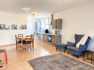 In het groene Anderenbroek (Denderhoutem) ontdek je deze veelzijdige eigendom, bestaande uit twee afzonderlijke, instapklare appartementen...