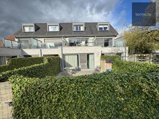 Dit recente gelijkvloers appartement is prima gelegen in een rustige straat nabij het centrum van Desselgem.<br />Op wandelafstand tref je alle winkels, horeca, scholen, ...<br />De grote troef is het zuidgerichte terras/tuintje van 40m² om volop te genieten van de zon.<br />Verder omvat het appartement :<br />- inkomhall met gastentoilet<br />- volledig ingerichte keuken<br />- lichtrijke living met groot schuifraam naar terras/tuin<br />- één slaapkamer<br />- moderne badkamer met ligbad, douche en lavabo<br />- private parkeerplaats voor het gebouw.<br />Het schuifraam is voorzien van elektrische, zonwerende screens, vliegenraam en gordijn.<br />Het appartement is ideaal als starterswoning of als investering/verhuur.<br />Benieuwd? Maak vandaag nog uw afspraak voor een bezoek via 0497/429.446 of angelo@immo-termote.be