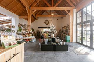 <p><strong><span>TE KOOP – Commercieel hoevepand met woonst op toplocatie</span></strong><br /><span>📍 Oostendestraat 277, Torhout<br /><br />📞 Contacteer Simon via 0498/123.708<br />📧 simon@vicusvastgoed.be<br /></span></p>
<p><span>Wij bieden een uitzonderlijk commercieel hoevepand te koop aan, ideaal voor landbouwers, hoevewinkels, producenten of ondernemers die hun producten rechtstreeks aan klanten willen aanbieden.</span></p>
<p><span>Deze eigendom is gelegen op een uitstekende zichtlocatie langs een drukke verbindingsweg en combineert wonen, ondernemen en uitbreidingspotentieel in één unieke site.</span></p>
<p><span>De site omvat:</span></p>
<ul>
<li><span>een handelsruimte / hoevewinkel met commerciële uitstraling,</span></li>
<li><span>een aparte woonst,</span></li>
<li><span>een vernieuwd commercieel hoevegebouw,</span></li>
<li><span>atelier- en stockageruimtes,</span></li>
<li><span>ruime parkeermogelijkheden voor klanten.</span></li>
</ul>
<p><span>Momenteel wordt het pand succesvol uitgebaat als hoeveverkoop van bloemen en geniet het reeds van een gevestigde naam en sterke commerciële visibiliteit.</span></p>
<p><span>De totale oppervlakte van woning, winkel en bijgebouwen bedraagt </span><strong><span>9.780 m²</span></strong><span>. Daarnaast bestaat de mogelijkheid om bijkomende weilanden aan te kopen met een oppervlakte van </span><strong><span>46.591 m²</span></strong><span>, waardoor het volledige perceel kan uitbreiden tot maar liefst </span><strong><span>56.310 m²</span></strong><span>.<br /><br />De woning is bovendien bijzonder geschikt als kangoeroewoning.<br /></span></p>
<p><span>Deze eigendom biedt tal van mogelijkheden voor:</span></p>
<ul>
<li><span>hoeveverkoop,</span></li>
<li><span>korte keten-verkoop,</span></li>
<li><span>streekproducten,</span></li>
<li><span>landbouwactiviteiten met rechtstreekse verkoop,</span></li>
<li><span>atelier of verwerkingsruimte,</span></li>
<li><span>combinatie wonen en ondernemen,</span></li>
<li><span>andere commerciële invullingen afhankelijk van bestemming en plannen.</span></li>
</ul>
<p><span>Dankzij de sterke zichtbaarheid langs de baan vormt dit een ideale locatie voor ondernemers die hun activiteiten professioneel willen uitbouwen in een toegankelijke en commerciële omgeving.</span></p>
<p><span>Bij interesse of indien u bijkomende informatie wenst, vernemen wij dit graag.</span></p>
<p><span>📞 Contacteer Simon via 0498/123.708</span><br /><span>📧 </span><span>simon@vicusvastgoed.be</span></p>