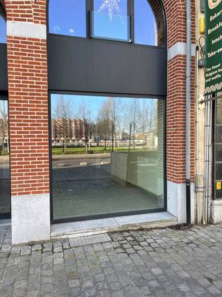 Gelegen Kattendijdok Westkaai nr 30 gelijkvloerse handelsruimte zowel geschikt als winkel of kantoor instapklaar opp +/- 95 voorzien van tegelvoer...