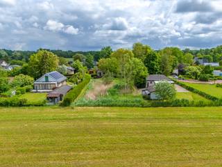 Op een rustige en groene locatie in Schilde bevindt zich dit mooie perceel recreatiegrond van maar liefst 820 m². Een ideale opportuniteit voor wie op zoek is naar een plek om te ontspannen en te genieten van de natuur, weg van de dagelijkse drukte.<br /><br />Het perceel is gelegen in recreatiegebied, waardoor permanente bewoning en het vestigen van een domicilie niet zijn toegestaan. Het biedt daarentegen wel de mogelijkheid om een eigen recreatieverblijf te realiseren, conform de geldende stedenbouwkundige voorschriften.<br /><br />Volgens de huidige bouwvoorschriften is een constructie mogelijk met een maximale vloeroppervlakte van 60 m², aangevuld met een overdekt terras van maximaal 20 m². De toegelaten bouwhoogtes bedragen maximaal 3,5 meter kroonlijsthoogte en maximaal 5 meter nokhoogte.<br /><br />Dankzij de ruime perceeloppervlakte en de groene omgeving vormt dit perceel een uitstekende kans voor wie een eigen vakantieverblijf, buitenverblijf of recreatieve uitvalsbasis wenst te creëren.<br /><br />Een unieke kans om te genieten van rust, ruimte en natuur in het mooie Schilde.<br /><br />Voor meer informatie of een bezoek ter plaatse, neem gerust contact met ons op: 03/568.03.03 of info@vastgoed03.be