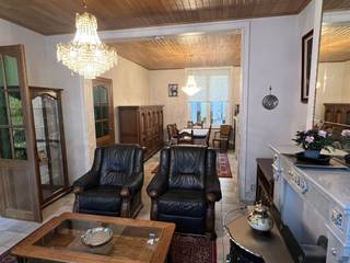 <h1><span>Inkomhall; living; leefkeuken ingericht met afwasbak, oven, frigo, inductiekookplaat, frigo en kasten; badkamer met ligbad en lavabomeubel; wasplaats; afzonderlijk W.C.; berging</span></h1><h1><span>Verdiep: 2 slaapkamers en dressingruimte/bureau</span></h1><h1><span>Inrichtbare zolder met vaste trap</span></h1><h1><span>Kelder</span></h1><h1><span>Afgesloten tuin met tuinberging</span></h1><p><span> </span></p>