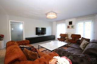 <strong>Uitzonderlijk ruime halfopen bebouwing met 4 slaapkamers, 2 badkamers, volledig onderkelderd en uitbreidingsmogelijkheden op zolderverdiep.<br />Instapklaar!</strong><br /><br />Ruimte, kwaliteit en een ideale ligging komen samen in deze uitzonderlijk ruime halfopen bebouwing van circa 320 m².<br />Achter de verzorgde gevel schuilt een verrassend grote gezinswoning met een doordachte indeling, vier slaapkamers, twee badkamers (waarvan 1 gelijkvloers), een volledige onderkeldering, een zeer ruim zolderverdiep én de mogelijkheid tot omvorming naar twee appartementen.<br /><br />De lichtrijke eetkamer sluit naadloos aan op de volledig uitgeruste keuken met kookeiland. Dankzij de vele maatwerk inbouwkasten is er meer dan voldoende opbergruimte. De woning beschikt over verschillende ruime leefruimtes, vier volwaardige slaapkamers en twee badkamers, waarvan één op het gelijkvloers (hoogwaardig afgewerkt!) en één op de verdieping (kan opfrissing gebruiken).<br /><br />Via een vaste trap bereikt u de zeer ruime zolderverdieping, die dankzij de aanwezige Velux-ramen eenvoudig kan worden ingericht als extra slaapkamers, bureau of hobbyruimte.<br /><br />Het kelderverdiep biedt een koele berging, technische ruimte, een sfeervolle afgewerkte loungeruimte én een uitzonderlijk ruime garage met praktische compartimenten die eveneens makkelijk langs achter te bereiken is met de wagen via een doodlopende weg.<br /><br />Buiten geniet u van een ruim, aangelegd zonneterras met zuidwestelijke oriëntatie, een onderhoudsvriendelijke tuin en een permanent groen uitzicht over open weiland. Dankzij de uitstekende geluidsisolatie ervaart u binnenshuis bovendien een aangenaam wooncomfort, dit ondanks de zeer centrale ligging.<br />De woning werd afgewerkt in 2009 en scoort uitstekend op vlak van energiezuinigheid met een zéér gunstig EPC (label A) en 24 zonnepanelen (met een opbrengst van € 230 per 1.000 kWh. Jaarlijks minimaal 5 groenestroomcertificaten)!<br /><br />Extra troef: de woning is reeds volledig voorbereid op een eventuele opsplitsing naar twee appartementen. De nodige voorzieningen zijn aanwezig, wat mogelijkheden biedt voor kangoeroewonen, een zorgwoning of een investeringsproject (onder voorbehoud van de nodige vergunningen).<br /><br /><strong>Troeven op een rij:<br />+ Recent en moderne woonst<br />+ Uitzonderlijk veel ruimte<br />+ Hoogwaardige afwerking met goede isolatie<br />+ Zeer centrale ligging en toch een uiterst aangenaam wooncomfort<br />+ Energiezuinig! EPC-score - 92 kWh/m² jaar = label A!<br />+ Volledige onderkeldering én zolderverdieping<br /> (in kelder 3-fasige krachtstroomaansluiting (380/400 V) met industriële stekker, geschikt voor professioneel gebruik.)<br />+ Extra mogelijkheden voor kangoeroewonen, zorgwoning of ombouw naar 2 appartement.<br /> Voorzieningen hiervoor zijn reeds aanwezig!</strong><br /><br />