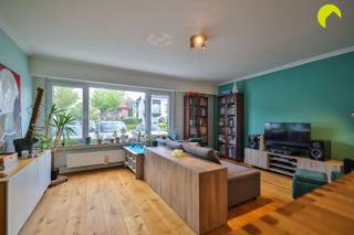 <p><span>Op de grens van Edegem en Mortsel bieden wij u dit gelijkvloersappartement met terras aan.</span></p><p><span>Tevens vindt u op wandelafstand winkels, scholen, verbindingswegen en openbaar vervoer. Kortom alles wat u nodig hebt!</span></p><p><span> </span></p><p><span>Indeling:</span></p><p><span> </span></p><p><span>We betreden het appartement via de ruime inkomhal. Hier bevindt zich een apart toilet, wat handig is voor gasten, alsook een berging met aansluiting voor wasmachine en droogkast.</span></p><p><span>Aan de voorzijde bevinden zich de lichte leefruimte en de open keuken met kookeiland voorzien van alle comfort (ingebouwde koelkast, kookplaat + dampkap, vaatwasmachine, opbergkastjes, ...)</span></p><p><span>Centraal in het appartement bevindt zich de badkamer met douche, badkamermeubel met spiegel en opbergkastje. </span></p><p><span> </span></p><p><span>Aan de achterzijde bevinden zich twee ruime slaapkamers. Via de kleinste slaapkamer heeft u toegang tot het zuidgerichte terras.</span></p><p><span> </span></p><p><span>Tot slot is er ook een gemeenschappelijke garagebox die gebruikt wordt als fietsenstalling en een kelderberging. </span></p><p><span> </span></p><p><span> </span></p><p><span>Troeven:</span></p><p><span> </span></p><p><span>EPC-label C: 224 kWh/(m²/jaar)</span></p><p><span>Gemeenschappelijke fietsenstalling</span></p><p><span>Zuidgericht terras </span></p><p><span>·Gemeenschappelijke kosten: 100/maand (water, syndicus, blokpolis en minuterie)</span></p><p><span>·Huurwaarborg: 3 maanden huur</span></p><p><span>·Plaatsbeschrijving: 225 per partij</span></p><p><span>·Beschikbaar: 01/09/2026</span></p><p><span> </span></p><p><span>Boek nu zelf ONLINE uw afspraak in. Surf naar het betreffende eigendom op onze website www.habicom.be en klik op de roze knop 'PLAN EEN BEZOEK'. </span></p><p><span>Kies het moment dat u het beste uitkomt, vul de gevraagde contactgegevens in en klik nadien op verzenden om te bevestigen.</span></p><p><span> </span></p>