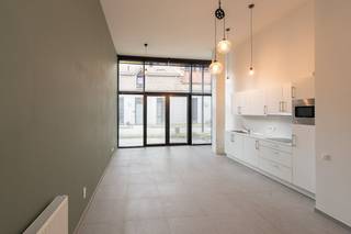 Deze luxueuze assistentiewoning te koop is gelegen in het prachtige complex COOST te Oostende, een zorgresidentie voor senioren. Zeer centrale doch rustige ligging en op slechts enkele wandelpassen van het bruisende stadscentrum, zee en strand!Indeling:- lichtrijke woonruimte met aansluitend terras 10m²- open keuken uitgerust met een inductie fornuis, dubbele spoeltafel, frigo met vriesvakje en microgolf- berging- slaapkamer met toegang tot een tweede terras (11m²)- badkamer voorzien van een lavabo, douche en toiletBovendien kan u gebruik maken van de gemeenschappelijke faciliteiten zoals o.a. fitnessruimte, gemeenschappelijke ruimtes, cafetaria/resataurant, kapsalon, wassalon, gemeenschappelijke fietsenberging,...Pluspunten:- aangename plafondhoogte (3m90)- rolstoeltoegankelijk - recent gebouw- instapklaar- terrasje voor- en achteraan- extra serviceBent u op zoek naar een assistentiewoning te koop te Oostende, waar u rustig kan genieten maar u ook temidden alle voorzieningen bevindt? Bel ons snel voor een bezichtiging ter plaatse!