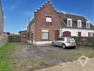 Deze woning is gelegen op een grondoppervlakte van 440 m² en bestaat uit: grote oprit - inkomhal - toilet - living - keuken - berging - badkamer - 1 slaapkamer op het gelijkvloers - terras - tuin - ruime afzonderlijke garage - nachthal - 3 slaapkamers.