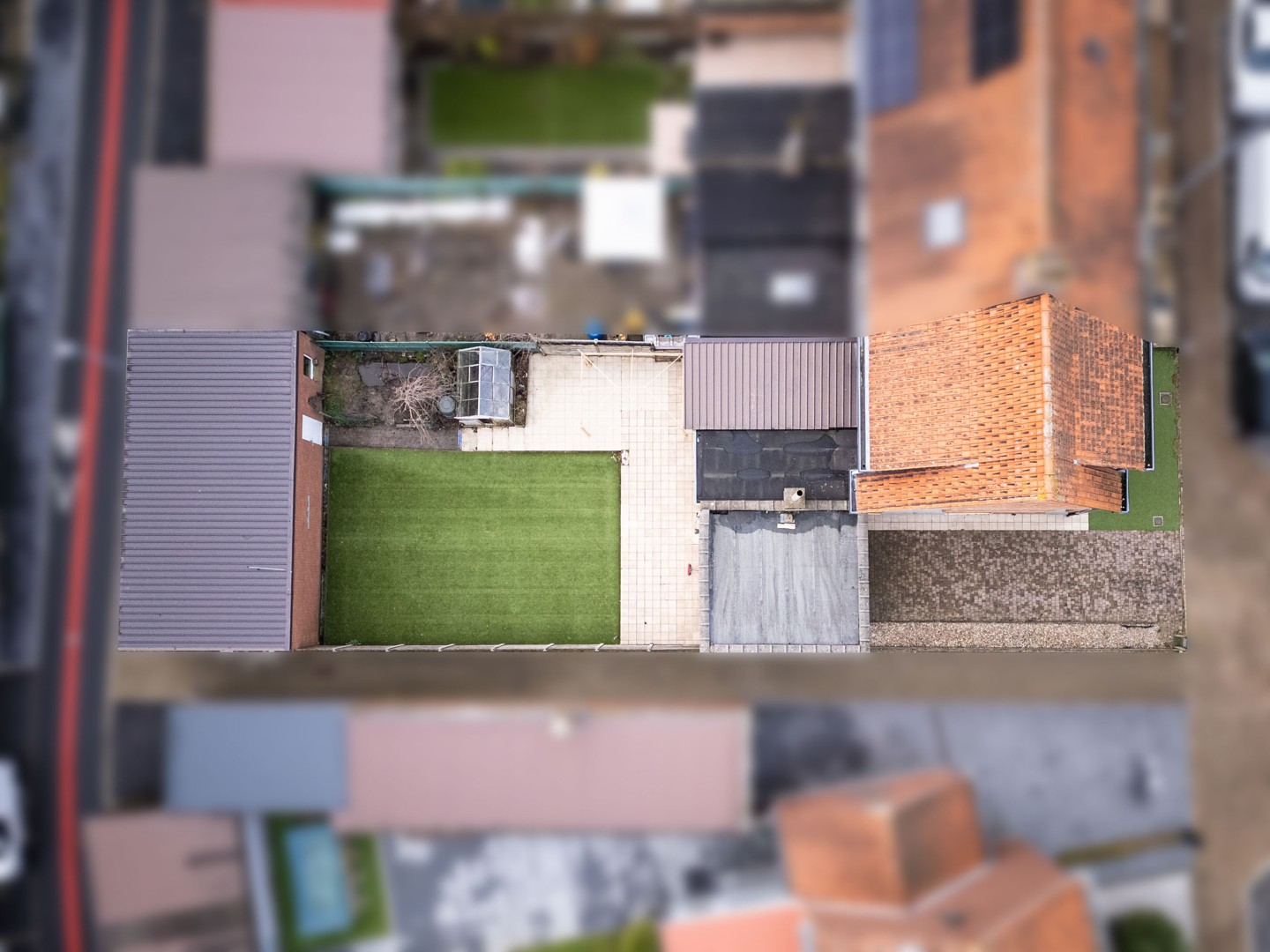 HALF-OPEN WONING MET 3 SLPKS, ZUIDGERICHTE TUIN EN 3 GARAGES - foto 4