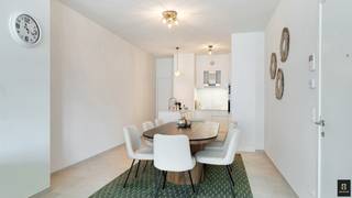 <p>Dit aangename appartement ligt centraal aan de Lippenslaan, op de tweede verdieping van de nieuwe residentie Cools. Aan de voorkant is een gezellig terras dat uitkomt op de leefruimte. Zo kun je rustig genieten van de drukte van de winkelstraat.</p>
<p>De ruime woonkamer en open keuken vormen samen een lichte, fijne leefruimte. De keuken is open en heeft een praktische berging met aansluiting voor wasmachine en droogkast.</p>
<p>In de inkomhal zijn een apart gastentoilet en een aparte douchekamer. Er zijn drie volwaardige slaapkamers, elk groot genoeg voor een dubbel bed. De master bedroom heeft een eigen badkamer met ligbad. Alle kamers hebben ramen, waardoor het appartement overal natuurlijk licht krijgt.</p>