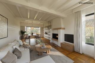 <p><strong>Ruime vrijstaande woning op 1.007 m² met 3 slaapkamers, inpandige garage en een zeer ruime, aangename tuin. EPC-label D (331 kWh/m²).</strong></p>
<p><strong>Ligging: </strong>Rustig gelegen in Zevendonk, aan de rand van Turnhout met een vlotte verbinding naar de E34, het centrum van Turnhout en Kasterlee.<strong><br /></strong></p>
<p><strong>Indeling: 0:</strong> Inkomhal, woonkamer/eetkamer, keuken, veranda, garage, wasplaats, toilet <strong>+1:</strong> nachthal, 2 slaapkamers, badkamer, <strong>+2:</strong> slaapkamer, bergzolder <strong>buiten:</strong> tuin met vijver.<strong></strong><strong></strong></p>
<p><strong>Omschrijving: </strong>Ontdek deze karaktervolle gezinswoning op een perceel van 1.007 m²! <br />Met een bewoonbare oppervlakte van 215 m², verdeeld over verschillende niveaus, biedt deze woning een aangename leefbeleving en tal van mogelijkheden. Via de inkomhal op tegelvloer bereikt u de warme, lichtrijke woon- en eetkamer op parket met sfeervolle gashaard. Aansluitend een praktische keuken met ontbijthoek, uitgerust met microgolf, oven, dubbele spoelbak, vaatwasser, ijskast en dampkap. De keuken loopt door in de veranda, waar u door de grote raampartijen een prachtig zicht hebt op de tuin. De inkomhal geeft toegang tot de ruime garage, die doorloopt naar de wasplaats en het apart toilet—een functionele indeling die uw dagelijks comfort echt verhoogt. <br />Verdieping met twee ruime slaapkamers en een badkamer met zitbad, wasmeubel en ingemaakt kastwerk. <br />Een vaste trap leidt naar de zolderverdieping met een derde slaapkamer en voldoende bergruimte. <br />De kruipkelder, die momenteel dienst doet als wijnkelder, biedt nog extra opslagmogelijkheid.</p>
<p>De tuin is één van de grootste troeven: een royale, groene buitenruimte met vijverpartij, bruggetjes en meerdere zonnige terrassen die volledige privacy bieden. Achteraan is ook nog een grote extra garage voorzien.</p>
<p><strong>Deze op te frissen woning biedt een unieke kans om volledig naar eigen smaak te moderniseren. De ideale gezinswoning voor wie op zoek is naar rust en ruimte in een aangename woonomgeving te Turnhout. Plan vandaag nog uw bezoek!</strong></p>
<p><strong>Vermeldingen inzake bijzondere infoplicht:</strong> omgevingsvergunning stedenbouwkundige handelingen uitgereikt, agrarisch gebied, geen rechterlijke herstelmaatregel of bestuurlijke maatregel opgelegd of opname in het maatregelenregister, geen voorkooprecht ruimtelijke ordening, geen omgevingsvergunning voor verkavelen van gronden, geen watergevoelig openruimtegebied</p>
<p><strong> </strong></p>