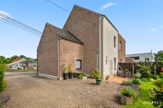 *** RESERVEER UW BEZOEK VIA WWW.POLARES ***<br /><br />Bent u op zoek naar een verzorgde, instapklare woning op een uitstekende locatie? Dan is deze charmante woning in Overijse zeker een bezoek waard. Gelegen op een centrale ligging tussen Overijse en Hoeilaart, vlak bij de oprit van de E411 en op slechts 1,5 km van alle belangrijke supermarkten (Colruyt, Delhaize, Aldi, ...), geniet u hier van een ideale combinatie van bereikbaarheid en wooncomfort.<br />Deze compacte woning werd doorheen de jaren met de grootste zorg onderhouden en is volledig instapklaar. Bovendien werden al heel wat belangrijke investeringen uitgevoerd: volledige dubbele beglazing, nieuwe keuken, nieuwe badkamer (2022), en een recente Vaillant-gasketel (2024).<br /><br />Op het gelijkvloers vindt u een inkomhal, een praktische keuken, een gezellige eetkamer met zithoek en een moderne badkamer met douche, lavabo en toilet.<br />De eerste verdieping beschikt over twee bijzonder ruime slaapkamers. Eén van de slaapkamers biedt via een vaste trap toegang tot de zolderverdieping. Deze ruimte biedt een mooie opportuniteit om, mits inrichting, nog twee extra slaapkamers, een hobbyruimte of een thuiskantoor te creëren.<br /><br />Achteraan bevindt zich een gezellige, volledig zuidgerichte tuin waar u de hele dag van de zon kunt genieten. De tuin is compact en daardoor onderhoudsvriendelijk, maar tegelijk een heerlijke plek om te ontspannen.<br /><br />Dankzij de uitstekende staat van onderhoud, de uitbreidingsmogelijkheden en de gunstige ligging is deze woning ideaal als starterswoning, voor een alleenstaande of voor een koppel dat op zoek is naar een comfortabele woning met toekomstpotentieel.<br /><br />Een instapklare woning met veel troeven op een topligging. <br />Plan vandaag nog uw bezoek en ontdek zelf wat deze woning te bieden heeft!
