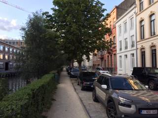 <p>In het hart van Gant, op wandelafstand van het Zuidpark, de Kouter en de drie torens vindt u dit prachtig, volledig gerenoveerd appartementsgebouw. Het geheel bestaat uit 5 appartementen, met een gemeenschappelijke fietsenberging, een traphal en een lift. Elk appartement beschikt over zijn eigen kelder.</p>
<p>Een gelijkvloers appartement met grote leefruimtes, 2 slaapkamers, grote berging, keuken,… en privatief, lichtrijk terras van 31 m2.</p>
<p>Het appartement op de eerste en tweede verdieping heeft telkens 2 ruime slaapkamers, leefruimte, eetgelegenheid en keuken als een harmonieus en open geheel, berging, badkamer en apart toilet.</p>
<p>Het appartement op de derde verdieping heeft een gelijkaardige indeling, maar met 3 fantastische, lichtrijke micro-terrasjes die een onbetaalbaar zicht geven over de waterlijn langs de Muinkkaai.</p>
<p>Het appartement op de vierde verdieping heeft 1 heel grote slaapkamer, met ruime berging, keuken, leefruimte, toilet, badkamer.</p>
<p>De Muinkkaai, die zich kenmerkt door de riante herenhuizen en groene omgeving, straalt rust uit in de bruisende stad en is recent getransformeerd tot een fietsstraat. Fietsers hebben voorrang in alle omstandigheden, maar wagenverkeer blijft evenwel mogelijk met voldoende parkeergelegenheid.</p>
<p>Laat u leiden door deze bijzonder rustige en centraal gelegen locatie , we verzorgen een rondleiding ter plaatse.</p>
<p>U kan contact opnemen met Floris.<br />Tel: 0476 330 322 of via mail: floris@cornelis-partners.be</p>