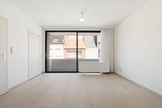 Te koop: vernieuwd appartement in de Slachtersstraat, centraal gelegen in een kleine residentie in Oostende. 

   

 Dit instapklaar appartement combineert een frisse afwerking met een praktische indeling. Dankzij de drie slaapkamers is het ideaal voor gezinnen of wie extra ruimte zoekt. De ligging in een kleinschalige residentie zorgt voor rust, terwijl winkels, openbaar vervoer en het stadscentrum op korte afstand bereikbaar zijn. 

   

 Belangrijkste ruimtes: 
• Woonkamer met veel lichtinval 
• Keuken met gasfornuis 
• Drie slaapkamers met voldoende ruimte of voor een bureau 
• Badkamer m et inloopdouche 
• Apart toilet 
• Berging voor extra opslag 
• Terras voor buitenmomenten 
• Parkeerplaats 

   

 Troeven: 
• Vernieuwd appartement met instapklare afwerking 
• Drie volwaardige slaapkamers 
• Centraal gelegen in een kleine residentie 

   

 Een extra troef is de optie om een aparte autostaanplaats bij te kopen. Zo kan u altijd uw wagen kwijt en is alles vlot bereikbaar. 

   

 Neem vandaag nog contact op met je ERA-makelaar voor een bezoek. 
JOUW DROOMAPPARTEMENT. ZO GEVONDEN!