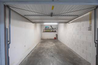 Deze garagebox in <strong>residentie St.-Maxime</strong>, gelegen in het gegeerde domein <strong>Golf Azûr</strong> in Middelkerke, bevindt zich op wandelafstand van het strand en de zeedijk.<br />Een uitstekende opportuniteit op een <strong>TOPlocatie</strong>, ideaal voor wie extra parkeerruimte zoekt of wil investeren aan de kust.<br /><br /><strong>Kenmerken:</strong>
<ul>
<li>Gelegen op verdieping -1</li>
<li>Oppervlakte: 15,50 m²</li>
<li>Afmetingen: 2,75 m breed x 5,63 m diep</li>
<li>Hoogte garagepoort: 1,86 m</li>
</ul>
Deze garagebox is perfect voor <strong>eigen gebruik of als rendabele investering.</strong><br />Interesse? Neem vandaag nog contact op en plan uw bezoek!