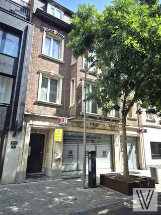 Pal in het centrum van Izegem, gelegen in de Marktstraat, vinden we dit gelijkvloers pand terug, met maar liefst een bruikbare oppervlakte van om...