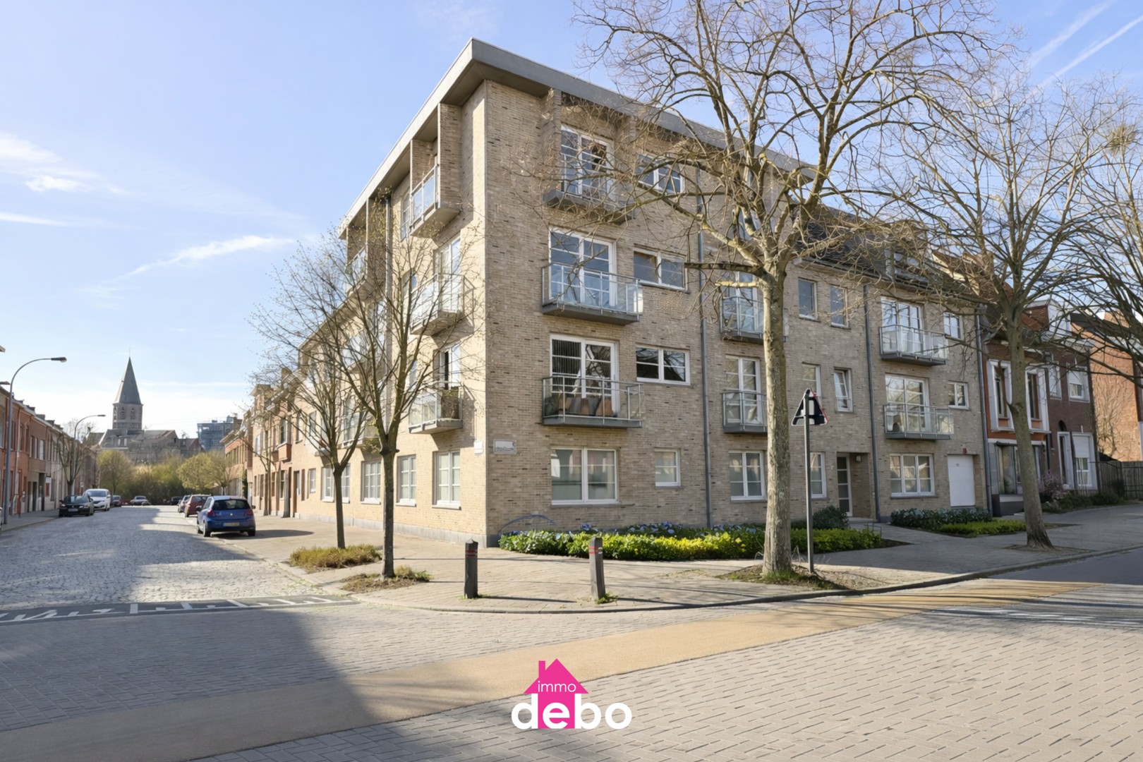 Ruim lichtrijk appartement met overdekte staanplaats, met meerdere terrassen, open keuken, slaapkamers, zolder, badkamer - foto 2