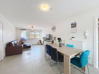 Ruim en energiezuinig appartement in het centrum van RoeselareDit lichtrijk appartement is ideaal gelegen in het centrum van Roeselare, op wandelafstand van het station, winkels en horeca.Het appartement beschikt over een ruime inkomhal, een open en volledig uitgeruste keuken die aansluit op de ruime leefruimte met veel natuurlijke lichtinval. Vanuit de leefruimte is er toegang tot het zuidgerichte terras. Verder zijn er twee slaapkamers, waarvan één zeer ruime slaapkamer, een badkamer met bad en een praktische berging.Het appartement bevindt zich in een verzorgd gebouw met lift en heeft een EPC-label A, wat zorgt voor een zeer energiezuinige woonst.Extra troeven zijn de gemeenschappelijke fietsenberging en een autostaanplaats.De huurprijs bedraagt:€800.00/maand€60.00/maand voorschot syndic€60.00/maand autostaanplaats (optioneel). Bij interesse gelieve uw kandidatuur en gegevens via volgende link in te dienen:https://clee.be/nl/app/kandidaat-stellen/0476526158/80682fea-158f-f111-9b33-6045bd9c00f8