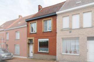 Op zoek naar een gezellige woning in centrum Tielt?Enkele jaren terug werd deze woning volledig vernieuwd. Alle ramen zijn voorzien van dubbele...