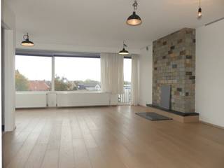 Langs de verbindingsweg Diksmuide richting Roeselare, net bij het buiten rijden van het centrum, treft u dit zonnig en gezellig appartement op het 2<sup>de</sup> verdiep.<br /><br />Het appartement omvat een ruime inkomhall voorzien van ingemaakte kasten, lichtrijke leefruimte met eetplaats en zithoek en afzonderlijk ingerichte keuken. Vanuit de leefruimte heeft u een mooi open zicht.<br />De badkamer is ingericht met inloopdouche, enkele lavabo en toilet. Achteraan zijn de 2 slaapkamers waar er 1 slaapkamer toegang verleent tot het balkon met buitenberging.<br /><br />De uiterst centrale ligging van het appartement is een grote troef waardoor handelszaken, school, stadscentrum en het Station zich binnen handbereik bevinden.<br /><br />Nieuwsgierig? Contacteer ons voor meer informatie en een bezoek.<br />