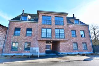 Op zoek naar een instapklaar appartement in een rustige en groene omgeving op 3 min van de markt van Eeklo? Dan zal dit appartement, voorzien van alle comfort, u zeker weten te bekoren.
Indeling als volgt: Een leefruimte met zit- en eetplaats en open keuken, een praktische berging, een nachthal, ren apart gastentoilet, een ruime slaapkamer, een badkamer met een instapdouche en een mooi strak badkamermeubel.
Vanuit de leefruimte heeft u toegang tot het zonnige terras. Ideaal om er tot rust te komen.
Er is boven een gigantische grote slaapkamer aanwezig die zelfs kan opgedeeld worden in meerdere kamers.
Tevens heeft u de mogelijkheid om een garagebox* aan te kopen, info op kantoor.
Wenst u dit mooie appartement met royale lichtinvallen zelf eens te ontdekken?
Contacteer Vastgoed Unicum op 09 336 16 15 of mail naar info@vastgoedunicum.be
Tot binnenkort!
Virtuele rondleiding?
https://youtube.com/shorts/DXHjShhn57k