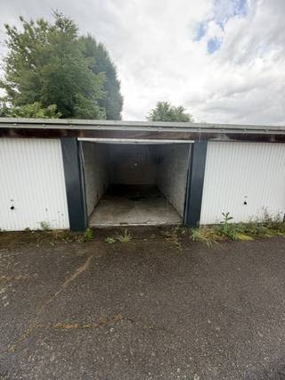 Garage met kantelpoort nummer 12 is onmiddellijk beschikbaar.<br /><br />- Huurwaarborg: €250 (te blokkeren bij Korfine). Indien voor opslag €500 waarborg en dit per garage.<br />- Huurprijs: 80,00 euro per maand<br /><br />Voor meer informatie kan u ons contacteren via verhuur@vastengoed.be of 014/72 73 74.