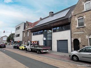 <strong>Deze klassevolle woning bestaande uit:</strong> inkomhal met gastentoilet, moderne woonkamer met salon en aansluitende ingerichte keuken (zicht naar de zonnige tuin / terras), berging, wasplaats en garage (automatische garagepoort).<br /><br /><strong>Op het verdiep:</strong> nachthal, 3 ruime slaapkamers, badkamer met bad, douche, wc en dubbele spoelbak. Bureau ruimte.<br /><br />Vaste trap naar de zolder, dewelke ingericht is naar slaapkamer met zijn afzonderlijke badkamer en hobbyruimte.<br /><br /><span><strong>+ Goed onderhouden woonst.<br />+ Kwalitatieve luxueuze afwerking.<br />+ Centrale ligging.<br />+ Garage, tuin en terras.<br />+ Zonnepanelen inbegrepen.<br /><br />Prijs 1100€/maand</strong></span><br /><br />EPC 119 kWh/m² UC1945303