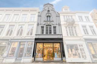 This store (105 m²) is located in Geldmuntstraat, one of the important shopping streets in the historic city center of Bruges.The property is located near the Eiermarkt, which connects Geldmuntstraat to Bruges's Grote Markt.Overall:- The façade has recently been completely renovated- The property is rented at 5000.00/monthLayout:- Ground floor: 105 m² with changing rooms- Basement- 2 floors and attic- ideal as an investmentThis building may be subject to the renovation obligation imposed by the Flemish government for non-residential buildings. For more information, visit the website of the Flemish Energy and Climate Agency at https://www.energiesparen.be/nr/renovatieverplichting.Do not hesitate to contact us if you might be interested in this commercial property consisting of a commercial property for sale in the center of Bruges.