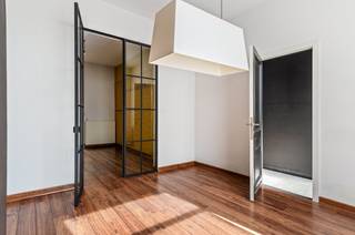 <div><div> <p>Verder af te werken woning met tuin en achteruitweg.</p><p>Deze karaktervolle woning is rustig gelegen in een éénrichtingsstraat en biedt een uitstekende basis voor wie op zoek is naar een eigendom die nog volledig naar eigen smaak kan worden ingericht. De oost-georiënteerde tuin met veel privacy en de praktische achteruitweg via een servitude vormen hierbij een mooie extra troef. Via de inkomhal komt u in de voor- en tussenkamer, afgewerkt met een laminaatvloer en verbonden door een moderne metalen tussendeur. Achteraan bevindt zich een afzonderlijk toilet. Een keuken is nog niet voorzien, waardoor de indeling en afwerking volledig vrij te bepalen zijn. Op de eerste verdieping is er ruimte om twee slaapkamers en een badkamer in te richten. Deze verdieping dient verder afgewerkt te worden, wat de mogelijkheid biedt om alles volledig naar eigen wens vorm te geven. De woning werd in 2007-2008 grondig verbouwd. De daken werden vernieuwd en geïsoleerd en de verwarming gebeurt via een condensatieketel op gas. De achterliggende tuin met servitude zorgt voor een vlotte en praktische toegang. Een interessante opportuniteit voor wie op zoek is naar een woning met potentieel en een rustige ligging. </p></div> </div>