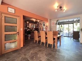 Wandel dan binnen in deze gezellig te maken woning. De ruime betegelde woonkamer loopt naadloos over in de gezellige eethoek met een volledig geïnstalleerde keuken. Ideaal voor wie houdt van samen koken en tafelen. Via het grote schuifraam geniet je van directe toegang tot het terras. Achteraan bevindt zich een aangelegde stadstuin met diverse gezellig en zonnige plaatsjes. Gezelligheid verzekerd dankzij de tuin verlichting. Kom volledig tot rust in deze groene oase. Wens je de fietsen veilig op eigen terrein te zetten? Ook dat kan via de poort achteraan de tuin. Opbergruimte ruim voldoende in het stenen tuinhuis of in de kelder.Via de vaste trap bereik je de eerste verdieping, waar comfort en ruimte centraal staan. De badkamer is uitgerust met een hoekbad, aparte douche en dubbele lavabo – een plek om heerlijk te ontspannen na een drukke dag.Aan de voorzijde bevindt zich een slaapkamer met ingebouwde dressing, ideaal voor extra opbergruimte en gemak. Achteraan vind je nog een ruime tweede slaapkamer. De zolderverdieping bereik je eveneens met een vast trap. Mits enige aanpassingen kan je de 2 slaapkamers uitbreiden met extra hobby kamers of extra werkplaats.Gerenoveerd met duurzame materialen oa span plafond in de woonkamer, dubbele beglazing, vliegen ramen, overal rolluiken, verwarming toestel 2021... Kom het alvast bekijken! Wil je jouw eigendom verkopen of zoek je een vastgoedmakelaar voor verhuur of beheer?Leer ons kennen!Abricasa – Vastgoed voor generaties: Jouw vastgoedpartner