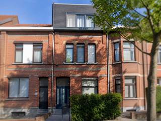 Ruime instapklare woning met 4 slaapkamers, zonnige tuin en EPC B in een rustige straat<br /><br />Op zoek naar een instapklare woning met veel ruimte, licht en een gezellige buitenruimte? Dan is deze karaktervolle woning in de rustige Generaal Mahieustraat absoluut een bezoek waard.<br /><br />Deze ruime woning combineert comfortabel wonen met een praktische indeling en een uitstekende ligging op wandel- en fietsafstand van winkels, scholen en openbaar vervoer.<br /><br />Op het gelijkvloers bevindt zich een lichtrijke leefruimte met aansluitend een volledig uitgeruste keuken. Vanuit de keuken heeft u directe toegang tot het terras en de zonnige tuin met luifel. Verder beschikt het gelijkvloers over een apart gastentoilet, een praktische berging en een grote droge kelder.<br /><br />De eerste verdieping omvat twee ruime slaapkamers en een recent gerenoveerde badkamer. Op de tweede verdieping bevinden zich nog twee volwaardige kamers die perfect kunnen dienen als slaapkamer, bureau, hobbyruimte of logeerkamer.<br /><br />Dankzij de vier volwaardige kamers, het EPC-label B en de centrale ligging biedt deze woning een ideale combinatie van ruimte, comfort en energiezuinig wonen.<br /><br />**Extra troeven**<br />✓ EPC label B incl. nieuwe condensatieketel (2025)<br />✓ 4 ruime en flexibel inzetbare kamers<br />✓ Zonnige tuin met terras en luifel<br />✓ Gerenoveerde badkamer<br />✓ Recente kwalitatieve keukentoestellen<br />✓ Elektrische installatie conform<br />✓ Asbestvrij<br />✓ Grote droge kelder en aparte berging<br />✓ Rolluiken en vliegenramen aanwezig<br />✓ Mogelijkheid tot overname huur garage<br />✓ Rustige maar centrale ligging<br /><br />📞 Interesse? Contacteer ons vandaag nog voor een bezoek via 0499/56.74.32 of via schweiger_diana@hotmail.com.<br /><br />Privéverkoop — gelieve geen contact op te nemen door immokantoren of vastgoedmakelaars.
