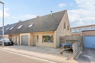 Te koop: instapklare, energiezuinige halfopen bebouwing met 3 slaapkamers en garage in het centrum van Oostrozebeke.<br /><br />In een doodlopende straat in het centrum van Oostrozebeke bevindt zich deze ruime halfopen bebouwing op een mooi perceel met oprit, garage en een aangename, onderhoudsvriendelijke tuin.<br /><br />Indeling: via de inkomhal met gastentoilet betreedt u de woning, die beschikt over een lichtrijke leefruimte met mooi zicht op de tuin, aansluitend bevindt zich de recente (vernieuwd 2019) volledig uitgeruste keuken met extra ontbijthoek. Op het gelijkvloers vindt u daarnaast eveneens een ruime garage. De verdieping omvat drie slaapkamers, een nieuwe badkamer (2025) en een apart toilet.<br /><br />Buiten geniet u van een onderhoudsvriendelijke tuin met tuinhuis, waarbij kosteloos (mits onderhoud ervan) gebruik kan gemaakt worden van een extra aanpalend stuk tuin van +- 160 m2.<br /><br />TROEVEN:<br />- zonnepanelen<br />- centrale verwarming gas (nieuwe ketel 2019)<br />- badkamer en keuken reeds gerenoveerd (2025 en 2019)<br />- regenwater 7.500 l en aangesloten<br /><br />Voor wie is dit ideaal? <br />Ideaal voor mensen die op zoek zijn naar een instapklare woning met oprit en garage op een goed bereikbare en gegeerde locatie in Oostrozebeke.<br /><br />Te koop via Immo Beguin, jouw vastgoedexpert sinds 2009, met kantoren in Ronse, Waregem, Kortrijk, Deinze, Doornik en Lessines.<br /><br />Meer info of bezoek via charlotte@immobeguin.be