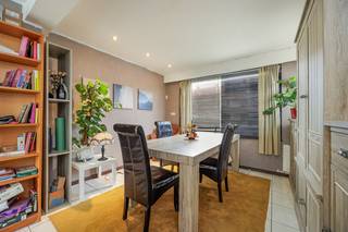 Algemeen:<br />Deze gezinswoning, die hier en daar wat opfrissing kan gebruiken, biedt een bewoonbare oppervlakte van maar liefst 170 m² op een perceel van 312 m². De woning telt 3 volwaardige slaapkamers, 2 badkamers, een hobbykamer/atelier op het gelijkvloers en een garage met oprit aan de achterzijde. <br />De woning is gelegen in een rustige woonwijk in Zwijndrecht, op wandelafstand van scholen, winkels en openbaar vervoer, met een vlotte verbinding naar de Antwerpse ring en de E17. <br /><br />Indeling:<br />Op het gelijkvloers kom je binnen in een inkomhal met apart toilet. Van daaruit bereik je de ruime leefruimte met zit- en eethoek, de ingerichte keuken en een badkamer. Achteraan bevindt zich bovendien een hobbykamer/atelier met rechtstreekse toegang tot de tuin, ideaal als extra werk- of hobbyruimte. Op het eerste verdiep vind je twee volwaardige slaapkamers, een aparte ruimte met aansluiting voor wasmachine en droogkast, en een tweede badkamer met ligbad. Helemaal bovenaan, op de zolderverdieping, ligt een ruime master-slaapkamer die voorzien is van airco.<br /><br />Troeven:<br />-Bewoonbare oppervlakte van 170 m² op een perceel van 312 m²<br />-3 grote volwaardige slaapkamers<br />-2 badkamers<br />-Hobbykamer/atelier op het gelijkvloers<br />-Leuke tuin<br />-Garage met oprit aan de achterzijde<br />-Airco op de zolder<br />-Rustige ligging met vlotte bereikbaarheid van Antwerpen<br /><br />Grondplannen, EPC en asbestinventaris zijn terug te vinden bij "Documenten" op de Wellimmo-website.<br />Interesse of een bezoek inplannen?<br />Wellimmo | info@wellimmo.net | 03 225 00 68