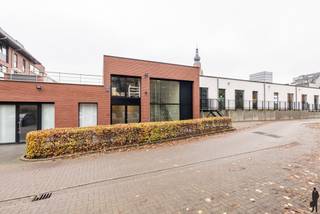 Ruim duplexappartement nabij het centrum van Hoogstraten!Dit hoogwaardig afgewerkt duplexappartement bevindt zich op wandelafstand van het centrum...