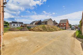 <p>Op een rustige locatie in <strong>Hofstade</strong> vinden we deze <strong>drie percelen</strong> terug <strong>met een</strong> <strong>loods</strong>. Deze loods staat op een perceel van <strong>1.034 m²</strong>. De loods heeft een grootte van <strong>200 m²</strong> en moet gebruikt worden als <strong>opslagplaats</strong>. Extra troef is dat de eigenaars de elektriciteit nog gaan conform stellen. Er horen ook nog <strong>twee extra percelen</strong> bij van <strong>2.231 m² </strong>en <strong>550 m²</strong>. Verder is er een <strong>aanvraag</strong> lopende voor een goedgekeurde <strong>verkavelingsvergunning</strong> voor een <strong>halfopen bebouwing</strong>. Deze woning zou op het <strong>gelijkvloers</strong> een oppervlakte kunnen hebben van <strong>120 m²</strong> en een tweede verdiep van <strong>81m²</strong>. Dit natuurlijk <strong>onder voorbehoud</strong> van goedkeuring van de verkavelingsvergunning, maar deze is lopende.</p>