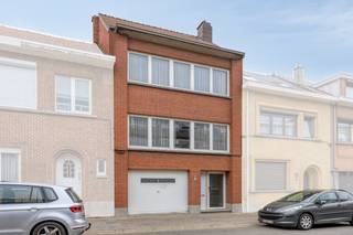 Deze woning vormt de perfecte basis voor wie niet bang is om de handen uit de mouwen te steken. Mits de nodige renovatiewerken tovert u...