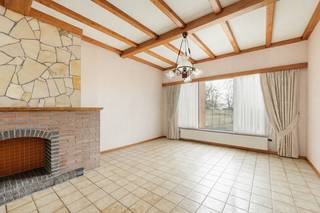 Deze centraal gelegen woning biedt een praktische indeling. Via de inkomhal betreedt u de ruime en lichtrijke woonkamer op tegelvloer, uitgerust...