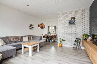 Instapklare woning met 3 slaapkamers en zuidoostgerichte tuin in het centrum van KapellenIn een rustige straat, midden in het centrum van Kapellen, bevindt zich deze charmante en instapklare woning met een aangename zuidoostgerichte tuin. Winkels, scholen en openbaar vervoer bevinden zich op wandelafstand, wat deze ligging bijzonder praktisch maakt.Op het gelijkvloers beschikt de woning over een gezellige leefruimte met eetkamer, een keuken, een slaapkamer en een badkamer. Via de opkamer bereikt u de eerste verdieping, waar zich een overloop en twee volwaardige slaapkamers bevinden.Achteraan geniet u van een diepe tuin met terras en tuinberging. Dankzij de gunstige zuidoostelijke oriëntatie kan u hier de hele dag door heerlijk van de zon genieten.Deze woning vormt een interessante opportuniteit voor starters, jonge gezinnen of voor wie het comfort van een slaapkamer en badkamer op het gelijkvloers weet te appreciëren.De weergegeven oppervlakte is overgenomen van het EPC-attest en louter indicatief.Wil jij als eerste meer informatie ontvangen of het pand bezichtigen? Neem dan gerust contact op via onderstaande gegevens.☎️ 0468/56.94.08✉️ nils@lefevervastgoed.be💬 Stuur gerust een berichtje