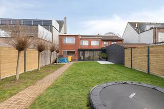 De woonkamer (31m²) met kachel is uitgerust met een blokjesparket.De ruime keuken (15m²) is voorzien van een dubbele spoelbak, oven,...