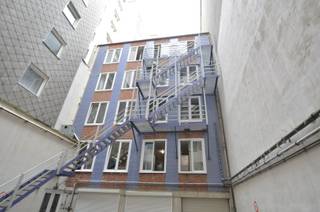 Oostende-Centrum, appartement gelegen op de vierde verdieping met topligging op slechts 50m van zee/strand. Het appartement is VERHUURD.<br /><br />Indeling:<br /><br />woonkamer, keuken, 1 slaapkamer, berging, badkamer met toilet en wastafel.<br /><br />- PVC ramen met dubbele beglazing<br />- Elektriciteit conform<br />- Geen lift<br />- Elektrische verwarming