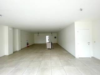 Op een centrale en goed bereikbare locatie in Zelzate bieden wij u dit veelzijdige pand aan, dat bestaat uit een comfortabel woongedeelte en...