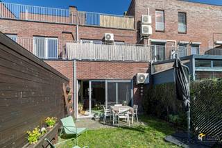 <p><span>Sus Van Den Eyndestraat 22 - Antwerp (2020)</span></p><p><span> </span></p><p><span>Move-in ready house (143m²) with 4 bedrooms, 2 terraces and garden (54 m²) in Antwerp (2020).</span></p><p><span> </span></p><p><span>You live here quietly, yet very centrally, right behind the Den Tir Shopping Center. That means enjoying all the benefits of the shopping center – stores, restaurants and amenities near – without experiencing the hustle and bustle. Moreover, here you benefit from excellent accessibility by public transport, velo and car.</span></p><p><span>The house, completed in 2007, was always well maintained and achieves a favorable EPC score B. The roof is insulated to current standards and the electricity is compliant. Furthermore, there are aluminum windows with double high-efficiency glazing and the house is equipped with air conditioning, which adds to the living comfort.</span></p><p><span>You enter the entrance hall with separate guest toilet. From there you enter the spacious living room with open kitchen corner, together accounting for an area of about 42 m². The kitchen is equipped with all modern comforts. Through a sliding door you have access to the south-oriented garden of 54 m², a nice place to enjoy the sun.</span></p><p><span>On the second floor there are three (bed) rooms with surfaces ranging from 5 m² to 12 m². In addition, there is a separate storage room and a bathroom of 6 m², equipped with a bathtub/shower, toilet and double sink. From the rear bedrooms you have access to a first terrace of 8 m².</span></p><p><span>The upper floor houses a fourth bedroom of 16 m², opening onto the second terrace of 15 m². With a garden as well as two terraces, there is clearly no lack of outdoor space here.</span></p><p><span>Are you looking for a comfortable family home with 4 bedrooms and plenty of outdoor space in a central location? Do not miss this opportunity!</span></p><p><span>Living space 143 m² – ref: gross floor area. For more info or a free estimate visit </span><span><span>www.hansimmo.be</span></span></p><p><span> </span></p>