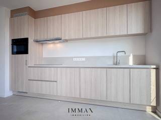 Ontdek dit nieuw éénslaapkamerappartement in de nieuwbouwresidentie ESTEE, prachtig gelegen langs de Damse Vaart in Brugge. Dankzij de onmiddellijke nabijheid van de historische binnenstad en het openbaar vervoer geniet u hier van een uitstekende bereikbaarheid, gecombineerd met een rustige en groene omgeving aan het water.<br /><br />Dit afgewerkte appartement bevindt zich op de tweede verdieping en werd gerealiseerd met oog voor comfort, duurzaamheid en energiezuinigheid. Het werd voorzien van alle moderne technieken en hoogwaardige, duurzame materialen. De lichtrijke leefruimte sluit aan op een aangenaam terras met een uniek zicht op de Damse Vaart.<br /><br />De indeling is doordacht en praktisch: een inkomhal met gastentoilet en berging met aansluiting voor wasmachine. Via de glazen deur komt u terecht in de ruime leefruimte met open, volledig geïnstalleerde keuken. Verder beschikt het appartement over één zeer ruime slaapkamer met en-suite badkamer voorzien van een ruime inloopdouche. <br /><br />In de ondergrondse verdieping zijn een private kelderberging en een autostaanplaats inbegrepen in de huurprijs. Het appartement wordt verwarmd via vloerverwarming met een warmtepomp, wat bijdraagt aan een energiezuinig en toekomstgericht wooncomfort. Daarnaast werd het appartement volledig geschilderd en zal de verhuurder nog lichtarmaturen voorzien.<br /><br />Huurprijs: € 915 per maand<br />Syndickost: € 65 per maand<br /><br />Voor meer informatie of een vrijblijvend bezoek, contacteer Immax Brugge op 050 62 44 14 of mail naar jana@immax.be