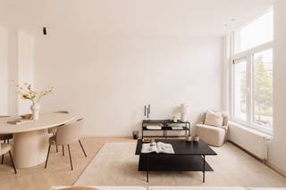 Ontdek dit volledig gerenoveerde appartement op de eerste verdieping met ruim terras, gelegen in het hart van de levendige Seefhoek, op een...