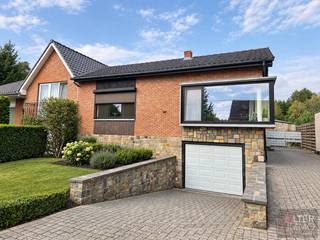 <strong>Rustig gelegen en praktisch ingedeelde éengezinswoning met 3 slaapkamers, kelder met garage en grote tuin!</strong><br /><br /><strong>Algemeen</strong><br />Deze praktisch ingedeelde halfopen bebouwing beschikt over een bewoonbare oppervlakte van ca. 140 m² en is gelegen op een ruim perceel van 9a 98ca.<br />Naast de comfortabele leefruimtes zijn er 3 kelderruimtes waarvan 1 garage met sectionale poort, een geïsoleerde zolder, voldoende parkeergelegenheid buiten en een groot tuinhuis.<br />Achter de woning bevindt zich een ruime, ca. 54 meter diepe tuin. Achteraan grenst het perceel aan agrarisch gebied, wat zorgt voor een aangename groene en landelijke omgeving.<br />De vorm van het perceel geeft de buitenruimte een bijzonder karakter en biedt verschillende mogelijkheden voor de verdere inrichting.<br /><br />Tussen 2020 en 2022 werden reeds verschillende renovatie- en verbeteringswerken aan de woning uitgevoerd, waaronder het vernieuwen van de ramen en de plaatsing van zonnepanelen. Dankzij deze investeringen behaalt de woning momenteel een EPC-label D, waardoor er geen renovatieverplichting van toepassing is.<br /><br />De rustige ligging in de Linkestraat combineert een aangename woonomgeving met een vlotte bereikbaarheid.<br />Het centrum van Koersel bevindt zich op ca. 1,6 km en dat van Beringen op ca. 5,1 km.<br />Winkels, scholen, dagelijkse voorzieningen en openbaar vervoer zijn makkelijk bereikbaar.<br />Ook op vlak van natuur en ontspanning heeft de omgeving heel wat te bieden, met onder meer de vallei van de Zwarte Beek en de Koerselse Heide in de nabijheid.<br />Een aangename plek voor wie rust en ruimte wil combineren met een goede bereikbaarheid.<br /><br /><strong>Indeling</strong><br />Gelijkvloers: <br />Inkomhal, woonkamer met aangename raampartij, bureau/bergplaats, wasplaats, keuken (vernieuwd in 2021), ruime veranda (van 2020), 3 slaapkamers, badkamer met inloopdouche, lavabo en toilet.<br /><br />Zolder:<br />Geïsoleerde zolderruimte, bereikbaar via een mangat vanuit slaapkamer (momenteel dressing).<br /><br />Kelder:<br />Twee droge proviandkelders, 1 garage met automatische sectionaalpoort.<br />2 kruipkelders.<br /><br />Tuin:<br />Houten tuinhuis van ca. 22 m² met tegelvloer, werkhuis van ca. 15 m² en een serre. <br /><br /><strong>Troeven</strong><br />+ 10 zonnepanelen van 4,3 kWp met thuisbatterij van 5kWh geplaatst in 2022<br />+ PVC buitenschrijnwerk met dubbele beglazing, vernieuwd in 2020<br />+ Géén renovatieplicht! (EPC label D)<br />+ Veranda uit 2021 met ingebouwde spots en volledig lichtdoorlatend<br />+ PVC opbouwrolluiken<br />+ Zeer diepe tuin (perceel van 11 m breed en ca. 87 m diep)<br />+ Veel potentieel met correcte vraagprijs!<br /><br /><br /><em>De getoonde digitale impressiebeelden zijn illustratief, niet bindend en kunnen afwijken van de werkelijkheid. </em>